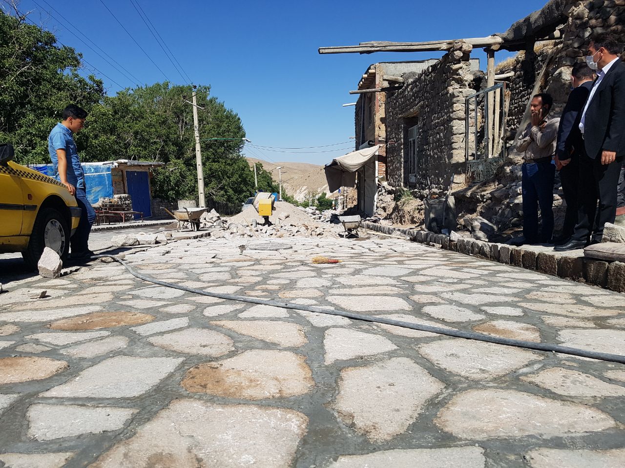 عملیات سنگ فرش خیابان اصلی روستای تاریخی کندوان اجرا می شود