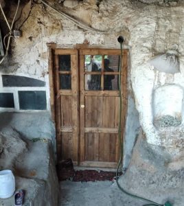 تعویض درب های فلزی با چوبی روستای کندوان