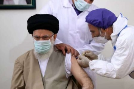 رهبر انقلاب صبح امروز دُز اول واکسن کوو ایران برکت را دریافت کردند. 