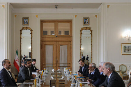 امیر عبداللهیان: ایران به هیچ طرفی در جنگ اوکراین، کمک نظامی نمی‌کند