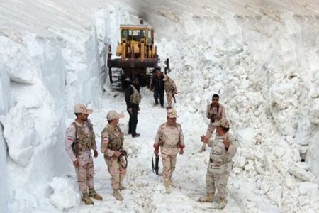 «مرزبانی» در برف چندین متری اردیبهشت‌ماه