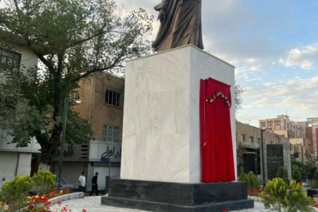 از بزرگترین مجسمه برنزی پایتخت در میدانگاه سعدی تهران رونمایی شد.