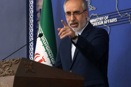 مسؤل تجهیز صدام به جنگ افزار شیمیایی چگونه از حقوق بشر صحبت می‌کند؟