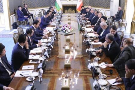 رئیسی: ایران مانعی برای گسترش روابط با همسایگان نمی‌بیند