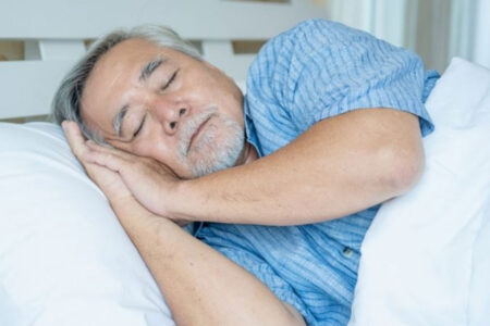 خواب زیاد سالمندان چه دلایل و خطراتی دارد؟