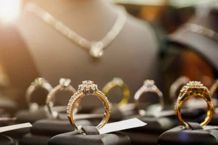 عروس و دامادها به جای خرید طلا، نقره و بدلیجات می‌ خرند