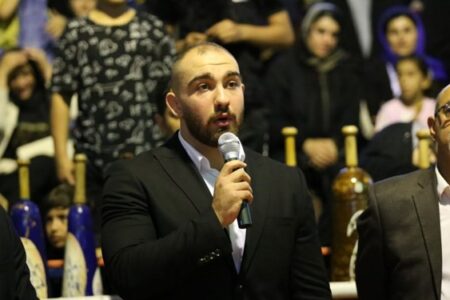 آقای پادشاه » ۲ مدال طلای خود را به آستان قدس تقدیم کرد