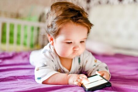 موبایل و تلویزیون تمرکز کودکان را از بین می‌برند