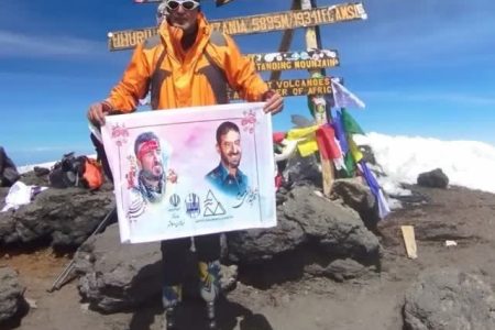یک ایرانی با پای مصنوعی بلندترین کوه آزاد جهان را فتح کرد