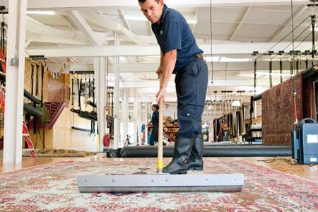 درآمد قالیشویان ۳۰ درصد پایین آمد.