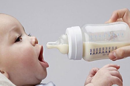 اهمیت تغذیه با شیرمادر تا ۲ سالگی / منع نمایش شیر مصنوعی در برنامه‌های تلویزیونی